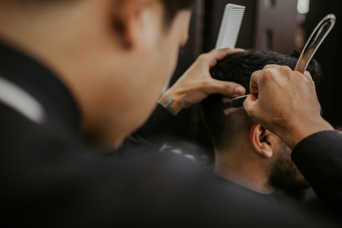 Barbero haciendo un corte clásico a tijera